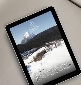 Website des Alpin Resort Sacher Seefeld auf einem Tablet vor grauem Hintergrund