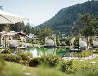 Naturbadeteich mit Liegen im Alpin Resort Sacher Seefeld