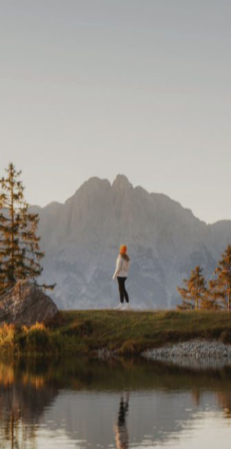 Frau läuft am Kaltwassersee vorbei