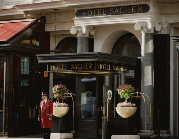 Eingang Hotel Sacher in Wien