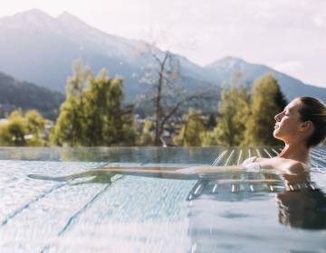 Frau entspannt im Pool