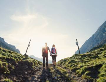 Mann und Frau beim Wandern in den Alpen