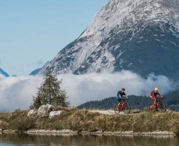 E-Biker am Kaltwassersee in Seefeld