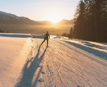 Langläufer in Seefeld bei Sonnenuntergang