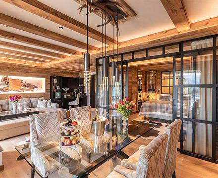 Wohn- und Essbereich in der Suite des Sacher Seefeld