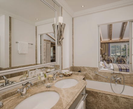 Innenansicht Badezimmer im Alpin Resort Sacher Seefeld