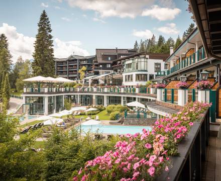 Außenansicht Alpin Resort Sacher Frühling