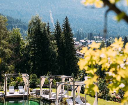 Blick auf den Naturbadesse des Alpin Resort Sacher