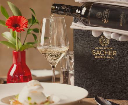 Sommelier schenkt Rotwein in ein Glas