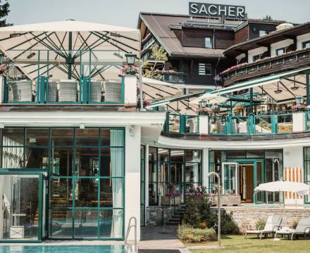 Außenansicht Alpin Resort Sacher am Sportbecken