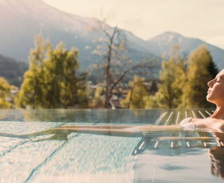 Außenpool des Alpin resort Sacher