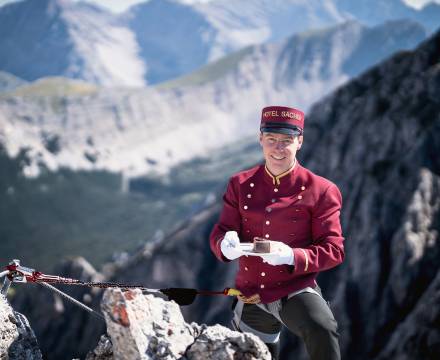 Page isst Original Sacher-Torte am Berggipfel in Tirol