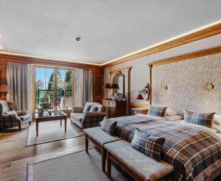 Wohn- und Schlafbereich der Junior Suite im Alpin Resort Sacher