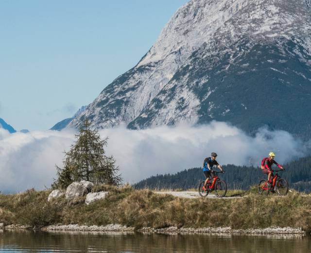 E-Biker am Kaltwassersee in Seefeld