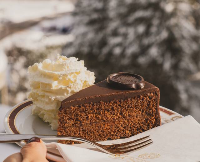 Traditionelle Sachertorte mit Schlagobers