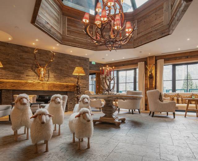 Innenansicht der Lobby des Alpin Resort Sacher in Seefeld