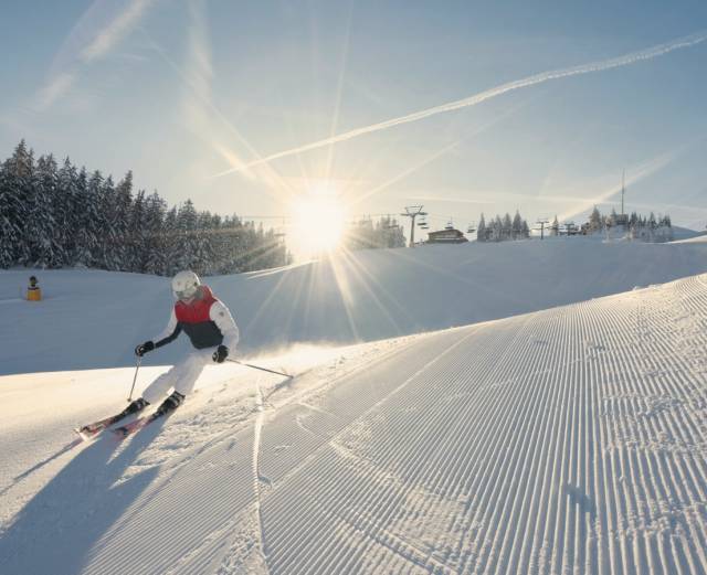 Skifahrer auf der Rosshütte Seefeld auf einer sonnigen Skipiste in Tirol