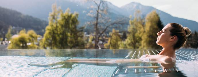 Frau entspannt im Pool