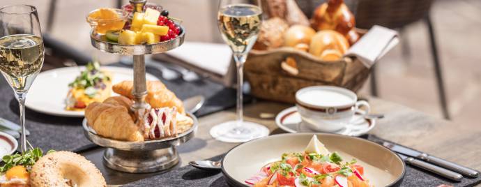 Gedeckter Frühstückstisch mit Sekt 