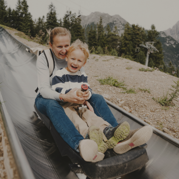 Mutter und Sohn auf der Sommerrodelbahn Katzenkopf