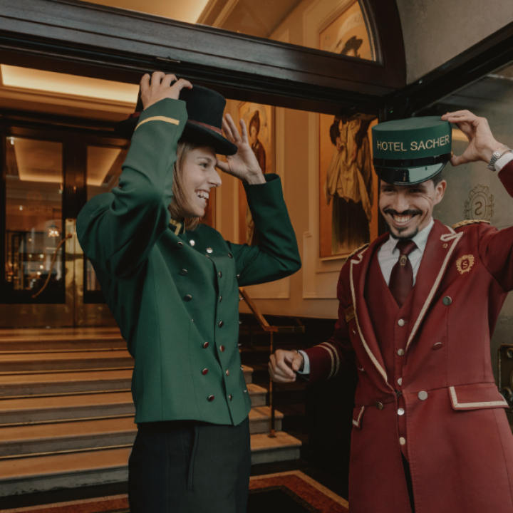 Mitarbeitende des Sacher Seefeld stehen am Resort Eingang