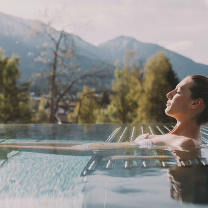 Frau entspannt im Pool
