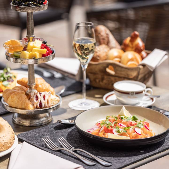 Gedeckter Frühstückstisch mit Sekt 
