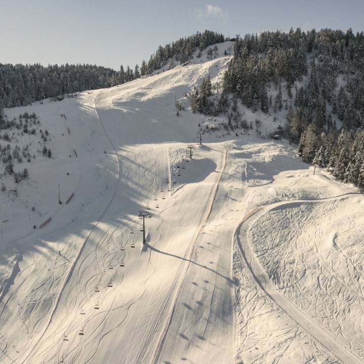 Sonnige Pisten über dem Hochplateau: Skiurlaub in Tirol - Sacher Seefeld