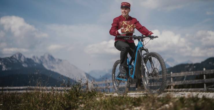 Mitarbeiter des Sacher Hotels fährt auf einem Rad